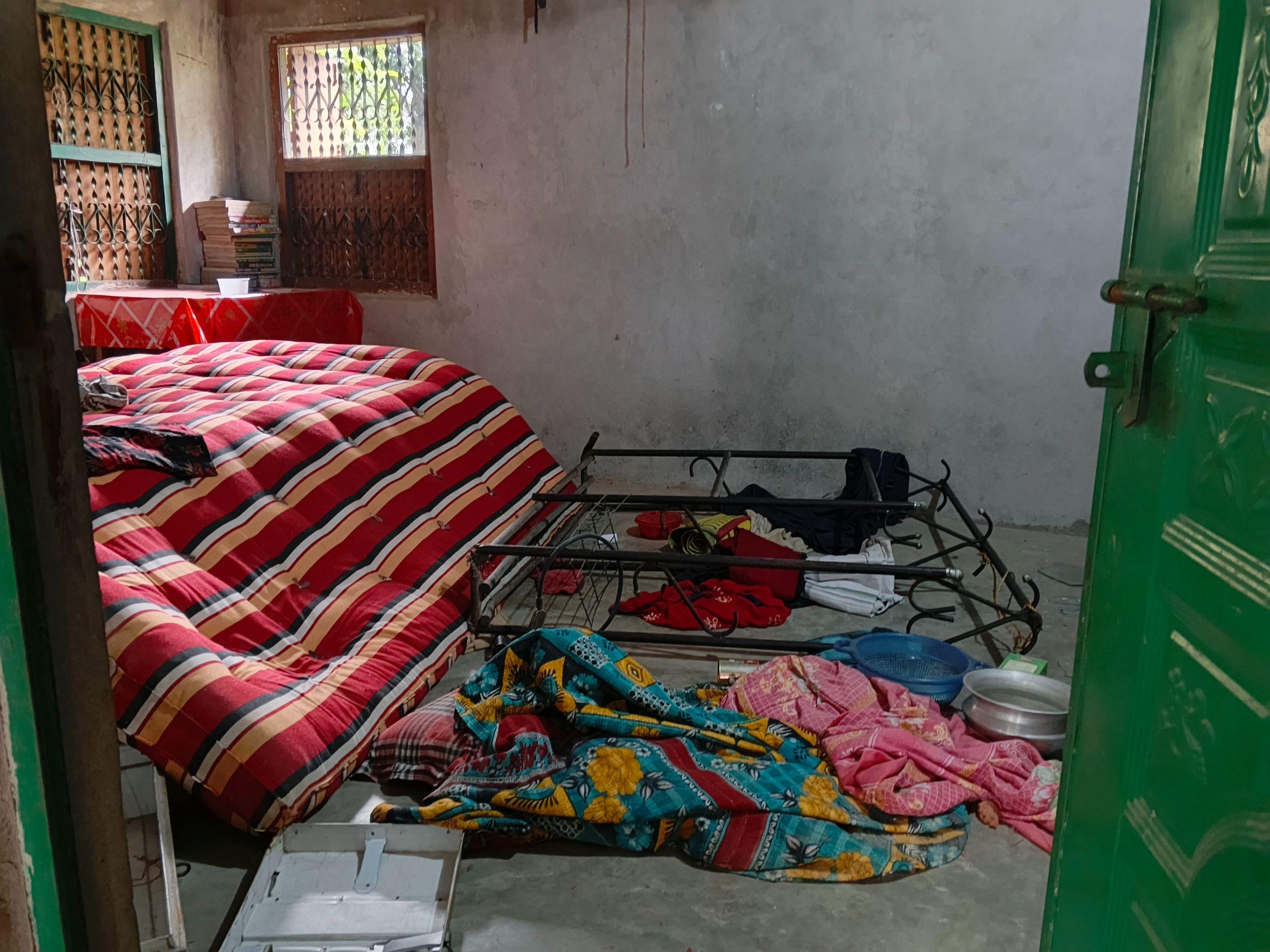 তাড়াশে জমিসংক্রান্ত বিরোধে বাড়িতে হামলা-ভাঙচুর ও লুটপাট, থানায় লিখিত অভিযোগ